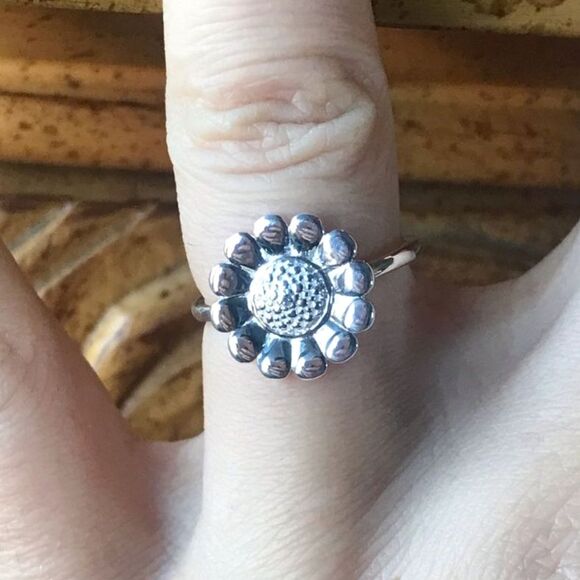 Natural Diamond Accent Sterling Silver Flower Ring Size 6 - Picture 1 of 9